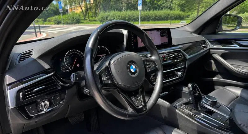 BMW 5 Series Touring 2019 – fotografie vozu