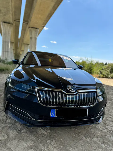 Škoda Superb 3 iV L&K 1.4 TSI, ual cockpit / Matrix Led / ALU 19