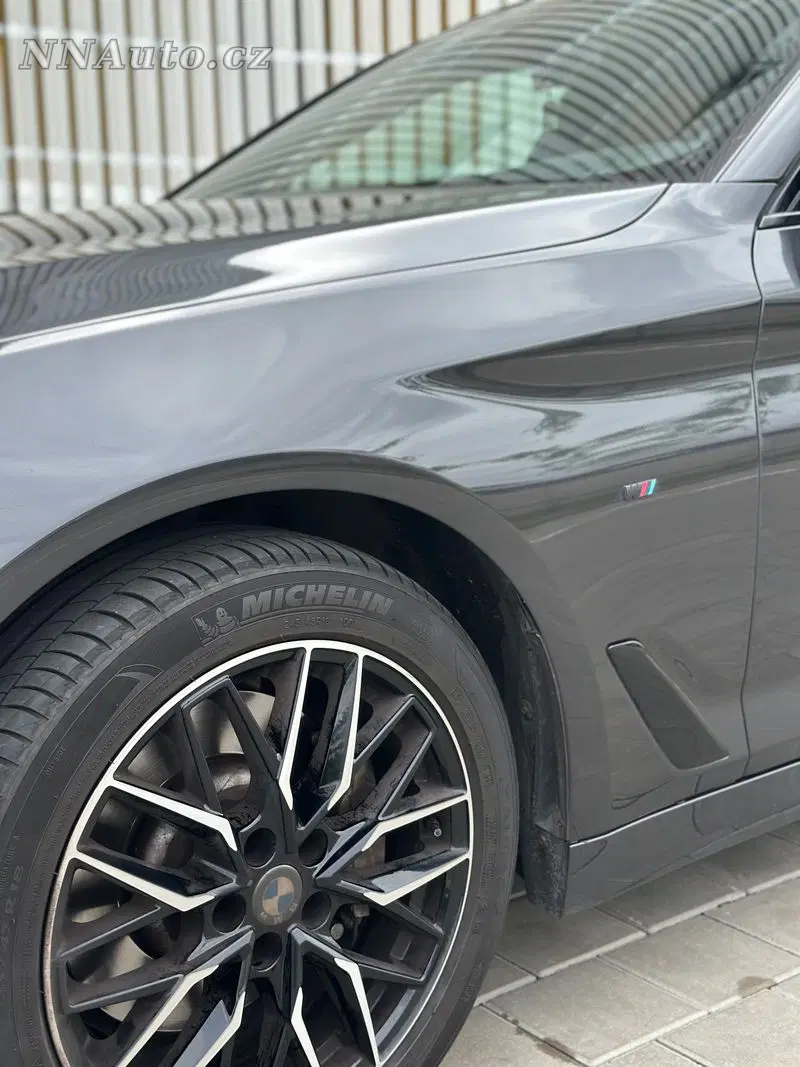 BMW 5 Series 2018 – fotografie vozu
